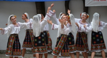 Romanian women traditional costumes costume romanesti Romanians eastern europeans