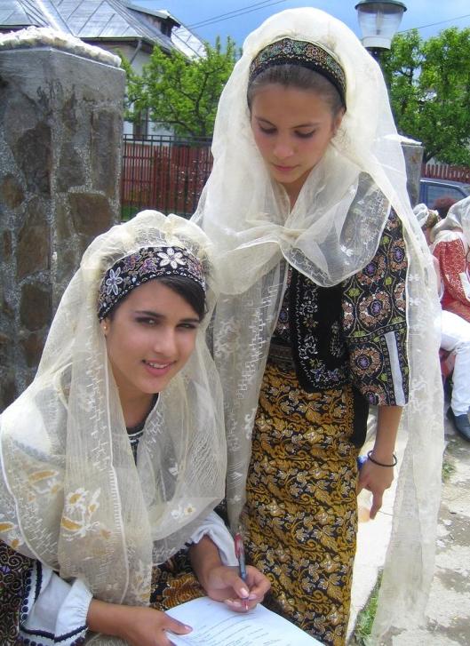 romanians children in traditional costume traditionale romanesti romanian people women