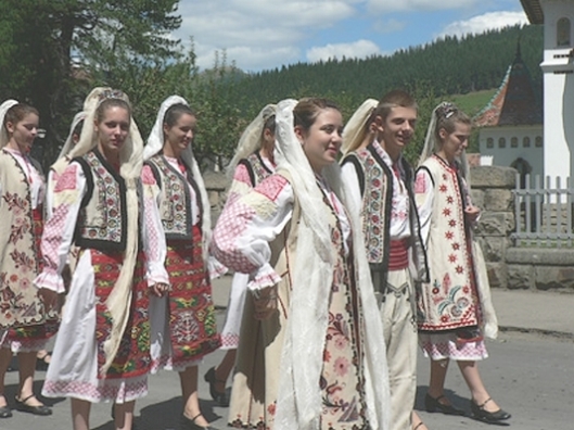 romanians-traditional-clothing-dresses-romanian-men-women people culture
