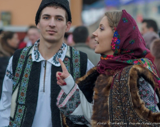 romanians men women traditional costume clothing Bucovina Romania traditions