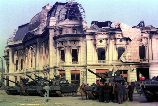Blindate ale armatei romane stationeaza in Piata Palatului (actuala Piata Revolutiei), in fata fostului sediu al Comitetului Central al Partidului Comunist Roman, in Bucuresti, in timpul evenimentelor din decembrie 1989. EMANUEL PARVU / MEDIAFAX FOTO