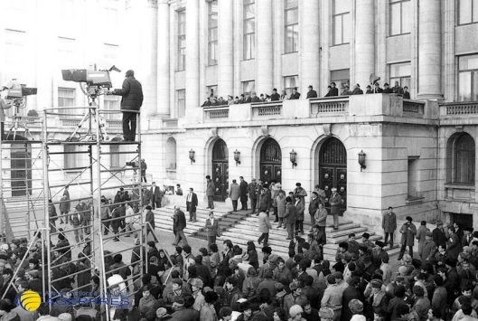 Revolutia Romana din decembrie 1989, in balconul Comitetului Central, Nicolae si Elena Ceausescu.