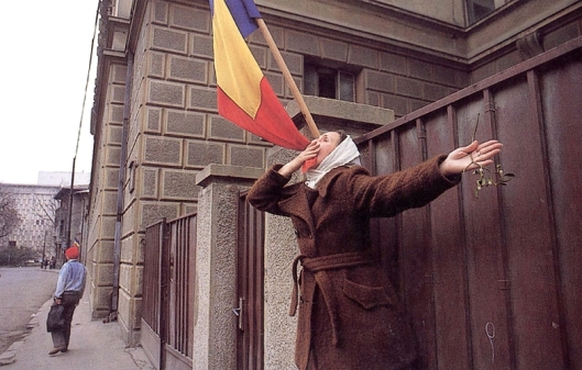 romanian woman kissing romanian flag Romanian revolution revolutia romana 1989