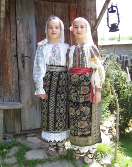 romanian men women wedding romanians national costumes traditions eastern european people 3