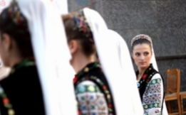 romania-women-in-traditional-costumes-romanians-romanian-people