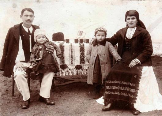 romanian-peasants-traditional-clothing-romanians-family.jpg