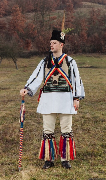 calusari-din-romos-ardeal-romanian-traditions-pagan-customs-dance-europe-romanian-culture