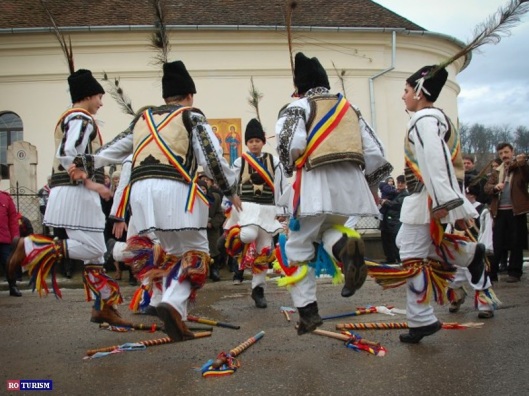 calusari-transilvaniaromanian-traditions-pagan-customs-dance-europe-romanian-culture