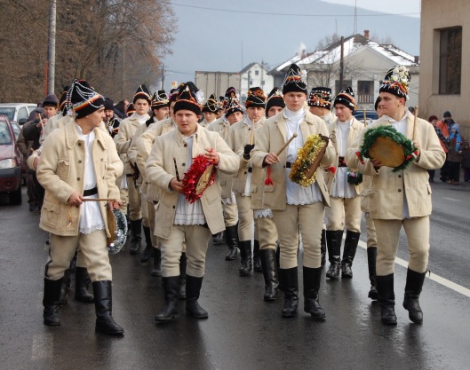 dubasi-colindatori-traditii-iarna-romanian-traditions-culture-costume-populare-romanesti-traditional-costumes